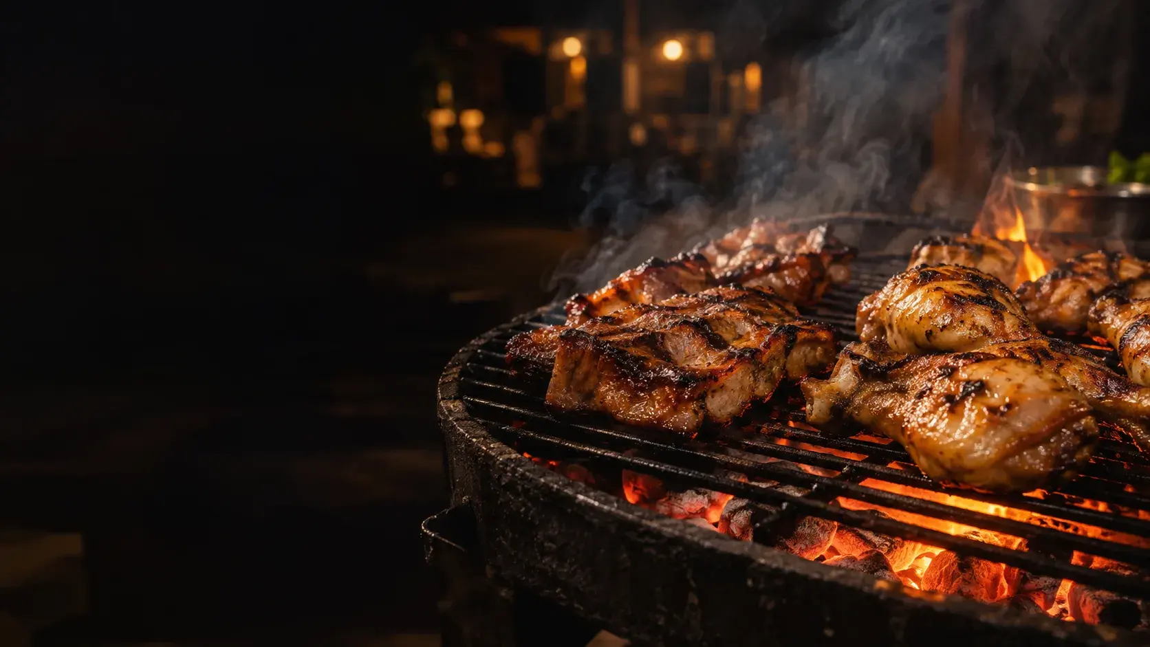 Viandes marinées sur le grill au-dessus des braises