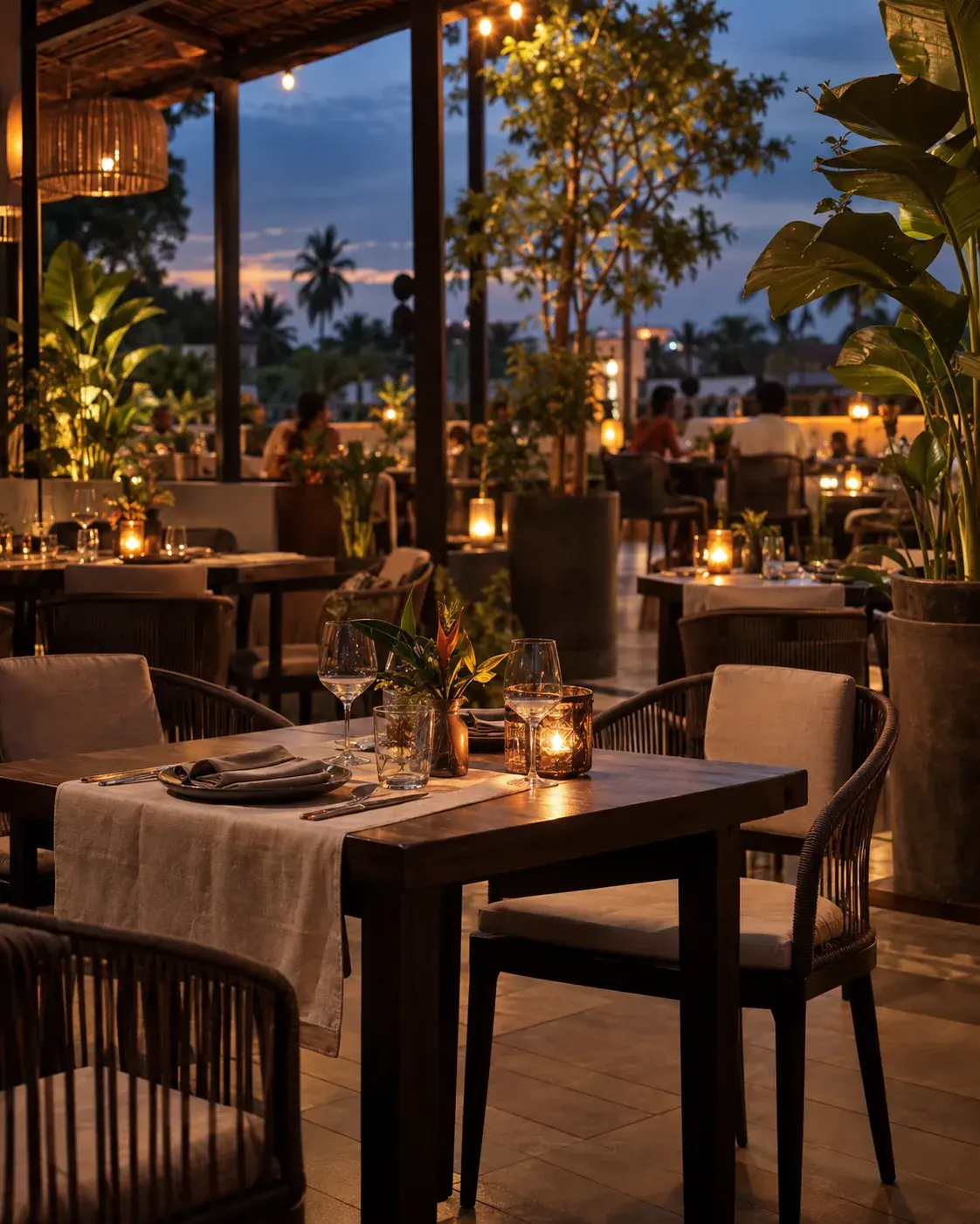 La terrasse du restaurant à la tombée de la nuit