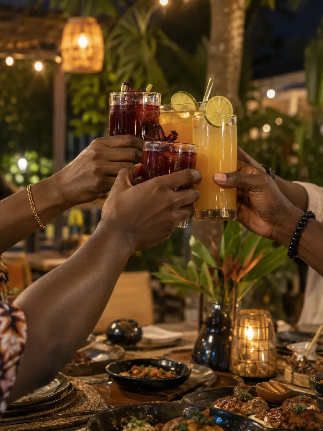 Convives qui trinquent en terrasse